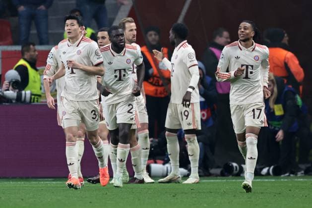 Die Spieler vom FC Bayern München freuen sich über das Tor zum 0:1 durch Harry Kane (FC Bayern München) beim Achtelfinal-Rückspiel der UEFA Champions League (Saison 2024 25) Bayer Leverkusen - FC Bayern München Copyright: Thomas Pakusch