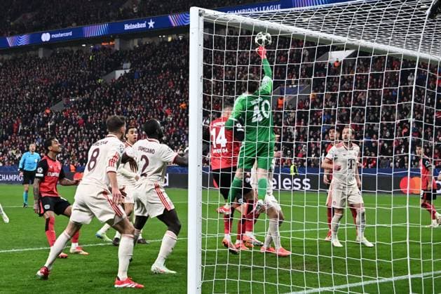 11.03.2025, xsltx, Fussball UEFA Champions League, Bayer 04 Leverkusen - Bayern München v.l. Jonas Urbig (Muenchen, 40) Parade, haelt den Ball, faengt den Ball, pariert (DFL DFB REGULATIONS PROHIBIT ANY USE OF PHOTOGRAPHS as IMAGE SEQUENCES and or QUASI-VIDEO) Leverkusen