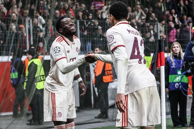 Fussball, UEFA Champions League Saison 2024 2025 Achtelfinale Rückspiel Bayer 04 Leverkusen - FC Bayern München 11.03.2025, BayArena Alphonso Davies (FC Bayern München, 19) Jamal Musiala (FC Bayern München, 42) freuen sich nach dem Tor zum 2-0 Leverkusen BayArena Nordrhein-Westfahlen Deutschland