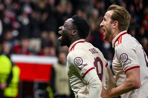 Sport Bilder des Tages 11.03.2025, Fussball UEFA Champions League 2024 2025, Achtelfinale, Bayer 04 Leverkusen - FC Bayern München, in der BayArena, Alphonso Davies (FC Bayern München) freut sich über das Tor zum 0:2, Harry Kane (FC Bayern München)