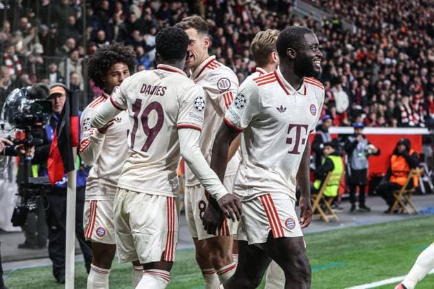 Fussball, UEFA Champions League Saison 2024 2025 Achtelfinale Rückspiel Bayer 04 Leverkusen - FC Bayern München 11.03.2025, BayArena Torjubel FC Bayern München nach dem Tor zum 1-0 durch Harry Kane (FC Bayern München, 9) die Spieler freuen sich Leverkusen BayArena Nordrhein-Westfahlen Deutschland