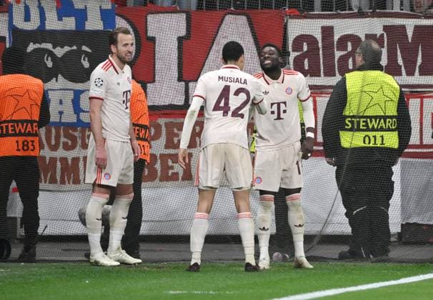 Jubel 0:2, v.re., Alphonso Davies (Bayern Muenchen), Jamal Musiala (Bayern Muenchen), Harry Kane (Bayern Muenchen) 11.03.2025, Fussball UEFA Champions League 2024 25, Achtelfinale, Rückspiel, Bayer 04 Leverkusen - FC Bayern München Leverkusen BayArena Nordrhein Westfalen Deutschland