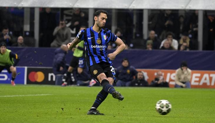 Foto IPP Paolo Bona Milano 11 03 2025 UEFA Champions League di Calcio stagione 2024 2025 partita Inter-Feyenoord Nella foto Hakan Calhanoglus segna il gol del 2-1 Italy Photo Press Worldwide Copyright italy Italy ITALY  Copyright: xR4924_italyphotopressx