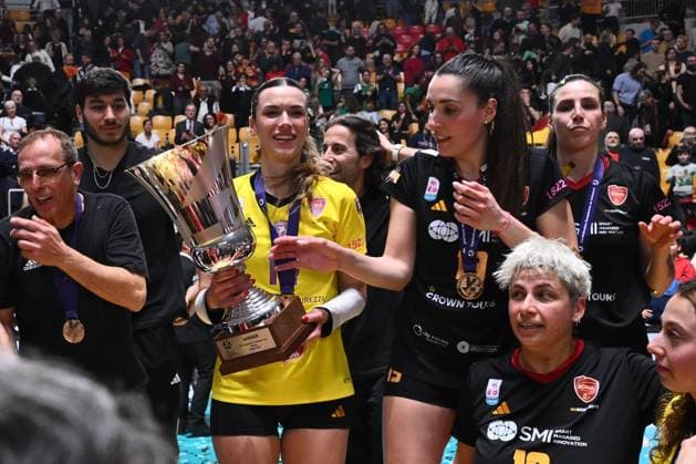 Roma Volley Club players celebrate the victory during the CEV Challenge Cup Final 2st Leg match between SMI Roma Volley and Reale Mutua Fenera Chieri 76 on March 11, 2025 at Palazzetto dello in Rome, Italy.  Copyright: xDomenicoxCippitelli IPAxSportx xipa-agency.netx xx IPA_55225309 IPA_Agency_IPA55225309