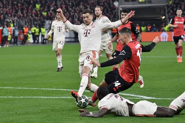 Leon Goretzka (Muenchen 8) vereitelt Torchance von Patrik Schick (Leverkusen 14) 11.03.2025 Fussball Champions League, Bayer Leverkusen vs FC Bayern Muenchen, BayArena, Leverkusen,
