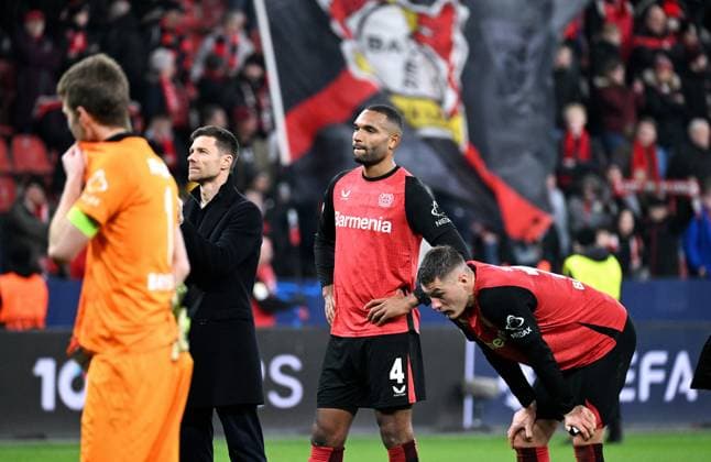 Sport Themen der Woche KW11 Fussball, Champions League, Deutschland, Herren, Saison 2024 2025, Achtelfinal-Rückspiel, BayArena Leverkusen: Bayer Leverkusen - FC Bayern München 0:2; Cheftrainer Xabi Alonso (LEV), Jonathan Tah (LEV) und Patrik Schick (LEV) enttäuscht nach Spielende. Enttäuschung, Frust, Aktion. *** Football, Champions League, Germany, Men, Season 2024 2025, Round of 16 second leg, BayArena Leverkusen Bayer Leverkusen FC Bayern Munich 0 2 Head coach Xabi Alonso LEV , Jonathan Tah LEV and Patrik Schick LEV disappointed after the end of the match Disappointment, frustration, action