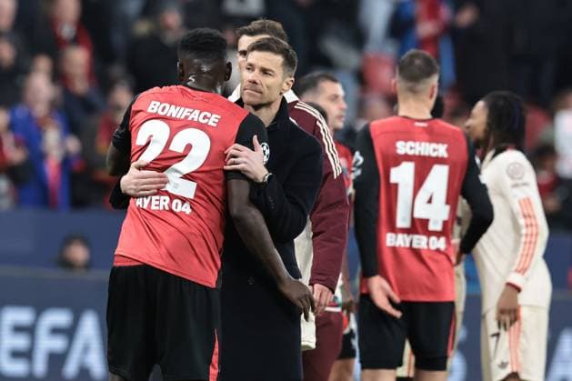 Cheftrainer Xabi Alonso (Bayer 04 Leverkusen) und Victor Boniface (Bayer 04 Leverkusen) nach dem Achtelfinal-Rückspiel der UEFA Champions League (Saison 2024 25) Bayer Leverkusen - FC Bayern München Copyright: Thomas Pakusch
