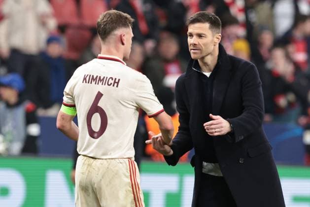 Cheftrainer Xabi Alonso (Bayer 04 Leverkusen) und Joshua Kimmich (FC Bayern München) beim Achtelfinal-Rückspiel der UEFA Champions League (Saison 2024 25) Bayer Leverkusen - FC Bayern München Copyright: Thomas Pakusch