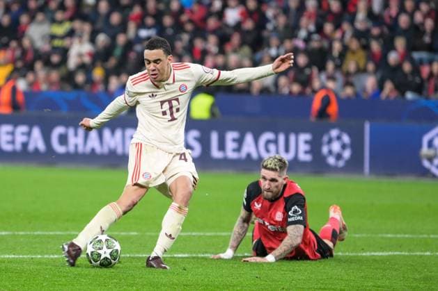 Sport Bilder des Tages Fußball, UEFA Championsleague, 20250311, Bayer 04 Leverkusen - FC Bayern München. Im Bild v.l. Jamal MUSIALA (42) (Bayern) Torschuss, Robert ANDRICH (8) (Leverkusen). Leverkusen BayArena Nordrhein-Westfalen Deutschland Copyright: Passion2Press MarkusxFischerx