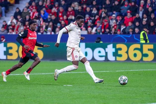 11.03.2025, Fußball, UEFA Champions League, Bayer 04 Leverkusen - FC Bayern München, Achtelfinale Rückspiel, BayArena, Saison 2024 2025: Torschuss zum 2:0 durch Torschütze Alphonso Davies (FC Bayern 19) DFB regulations prohibit any use of photographs as image sequences and or quasi-video. Nordrhein-Westfalen Deutschland
