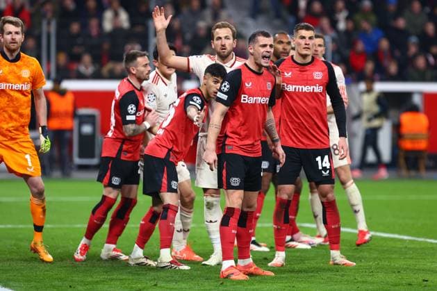 Harry Kane 9 (FC Bayern Muenchen) unter druck von Bayer 04. Bayer 04 Leverkusen vs. FC Bayern Muenchen, Fussball, UEFA Champions League, Achtelfinale, Rueckspiel, Saison 2024 2025, 11.03.2025 Foto: kolbert-press Ant Palmer BayArena NRW Deutschland