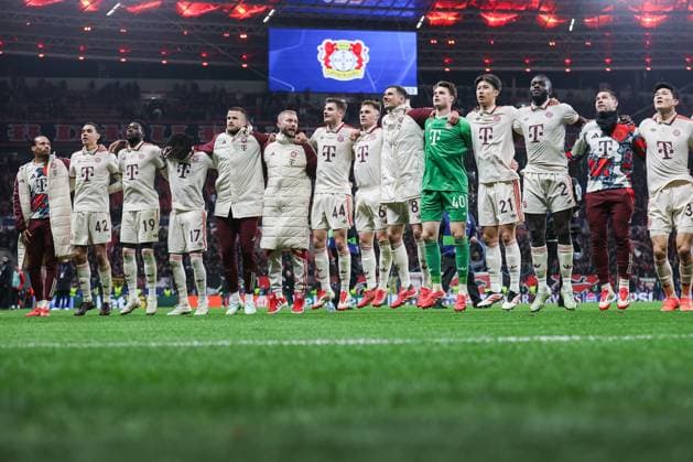 Sport Bilder des Tages UEFA Champions League - Bayer 04 Leverkusen - FC Bayern München am 11.03.2025 in der BayArena in Leverkusen Jubel und Freude über den Sieg und das Weiterkomme bei der Mannschaft des FC Bayern München, hier mit Jamal Musiala (Muenchen 42) , Alphonso Davies (Muenchen 19) , Michael Olise (Muenchen 17) , Josip Stanisic (Muenchen 44) , Leon Goretzka (Muenchen 8) , Torwart Jonas Urbig (Muenchen 40) , Hiroki Ito (Muenchen 21) , Dayot Upamecano (Muenchen 2) , Minjae Kim (Muenchen 3)