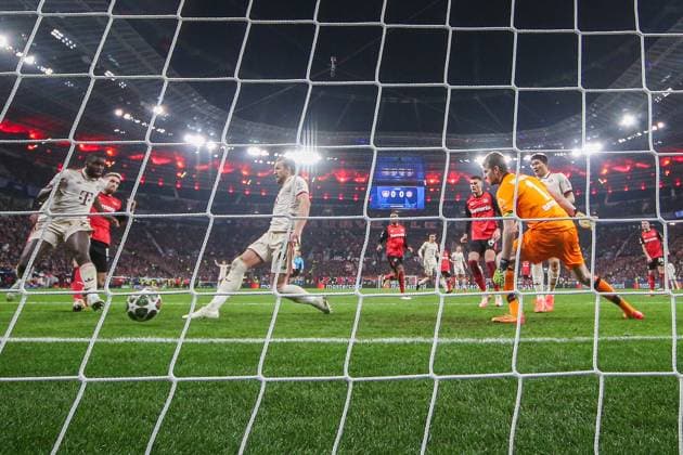 UEFA Champions League - Bayer 04 Leverkusen - FC Bayern München am 11.03.2025 in der BayArena in Leverkusen Harry Kane (Muenchen 9) erzielt gegen Torwart Lukas Hradecky (Leverkusen 1) das Tor zum 0 zu 1