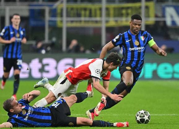 (250312) -- MILAN, March 12, 2025 -- Inter Milan s Davide Frattesi (L) and Denzel Dumfries (R) vies with Feyenoord s Hugo Bueno during the round of 16 second leg match of UEFA Champions League between Inter Milan and Feyenoord in Milan, Italy, March 11, 2025. (Photo by Xinhua) (SP)ITALY-MILAN-FOOTBALL-UEFA CHAMPIONS LEAGUE-INTER MILAN VS FEYENOORD AlbertoxLingria 