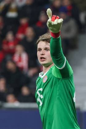 UEFA Champions League - Bayer 04 Leverkusen - FC Bayern München am 11.03.2025 in der BayArena in Leverkusen Torwart Jonas Urbig (Muenchen 40) gibt lautstark Anweisungen