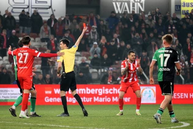 Sport Themen der Woche KW11 Sport Bilder des Tages Schiedsrichter Felix Grund (M.) zeigt 19 Filip Kusic (Energie Cottbus, r.) die Rote Karte Fussball 3. Liga 2024 2025 FC Energie Cottbus - Hannover 96 II *** Referee Felix Grund M shows 19 Filip Kusic Energie Cottbus, r the red card Football 3 Liga 2024 2025 FC Energie Cottbus Hannover 96 II