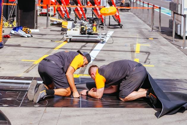 March 12, 2025: MELBOURNE, AUSTRALIA - MARCH 12: McLaren Formula 1 Team personnel working before the 2025 Australian Grand Prix at Albert Park in Melbourne, Australia - ZUMAp121 20250312_zsp_p121_020 Copyright: xChrisxPutnamx