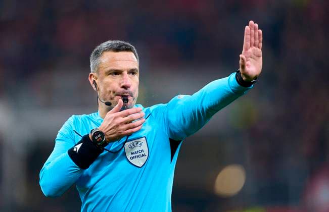 referee Slavko Vincic (SLO) with whistle, gestures, shows, watch, individual action, Schiedsrichter, Hauptschiedsrichter, schiri, Pfeiffe, Pfiff, in the round of 16 second leg match BAYER 04 LEVERKUSEN - FC BAYERN MUENCHEN 0-2 of football UEFA Champions League in season 2024 2025 in Leverkusen, Mar 11, 2025 , FCB, x.Spieltag, München