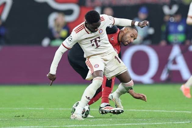 GER, UEFA CL, Achtelfinale Rueckspiel, Bayer 04 Leverkusen (GER) vs. Bayern Muenchen (GER), 11.03.2025, BayArena, Leverkusen, GER, UEFA CL, Achtelfinale Rueckspiel, Bayer 04 Leverkusen (GER) vs. Bayern Muenchen (GER), , im Bild: Alphonso Davies (Bayern Muenchen 19), im Zweikampf gegen Jonathan Tah (Leverkusen 4),