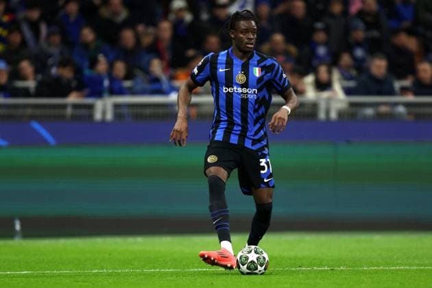 Yann Aurel Bisseck (Fc Internazionale) controls the ball, UEFA Champions League 2024 25 Round of 16 Second Leg, FC Internazionale Milano v Feyenoord, Stadio Giuseppe Meazza (San Siro), March 11, 2025, Milan, Italy.