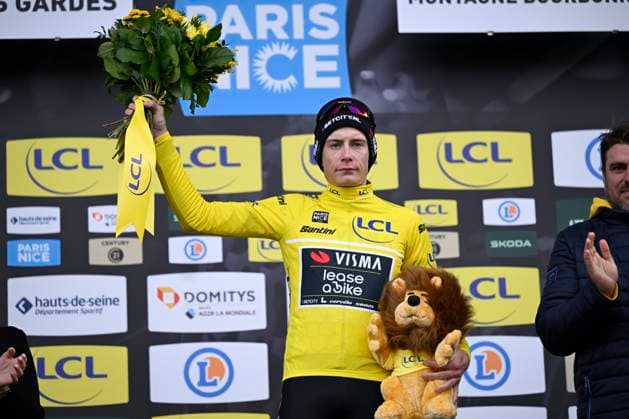Sport Bilder des Tages Paris - Nice 2025 - stage 4 LA LOGE DES GARDES, FRANCE - MARCH 12 : Vingegaard Jonas (DEN) of Team Visma Lease A Bike pictured with the yellow jersey during the podium ceremony of stage 4 of the 83th edition of the Paris - Nice cycling race, a stage of 163,4km with start in Vichy and finish in La Loge Des Gardes on March 12, 2025 in La Loge Des Gardes, France, 12 03 2025 ( Motordriver Kenny Verfaillie - La Loge Des Gardes France  Copyright: xNicoxVereeckenx