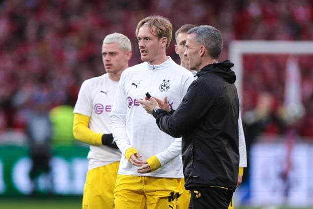 12.03.2025, UEFA Champions League, Achtelfinale, Lille OSC - Borussia Dortmund, v. l. Julian Ryerson (Borussia Dortmund), Julian Brandt (Borussia Dortmund), Performance Manager Shad Forsythe (Borussia Dortmund), Lille Stade Pierre Mauroy Decathlon Arena Paris xRHR-FOTO DEx Copyright: DennisxEwert RHR-FOTOx RHR-FOTO DE