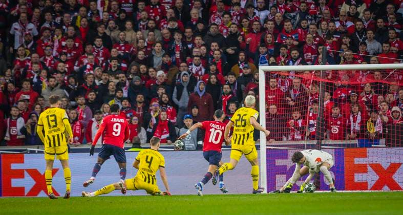 Lille, Germany. 12th Mar 2025. Jonathan David (Lille) scores the goal for 1:0 vs Gregor Kobel (BvB) OSC Lille - Borussia Dortmund 12.03.2025