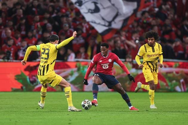 12.03.2025, UEFA Champions League, Achtelfinale, Lille OSC - Borussia Dortmund, v. l. Emre Can (Borussia Dortmund), Jonathan David (LOSC Lille), Karim Adeyemi (Borussia Dortmund), Lille Stade Pierre Mauroy Decathlon Arena Paris xRHR-FOTO DEx Copyright: DennisxEwert RHR-FOTOx RHR-FOTO DE