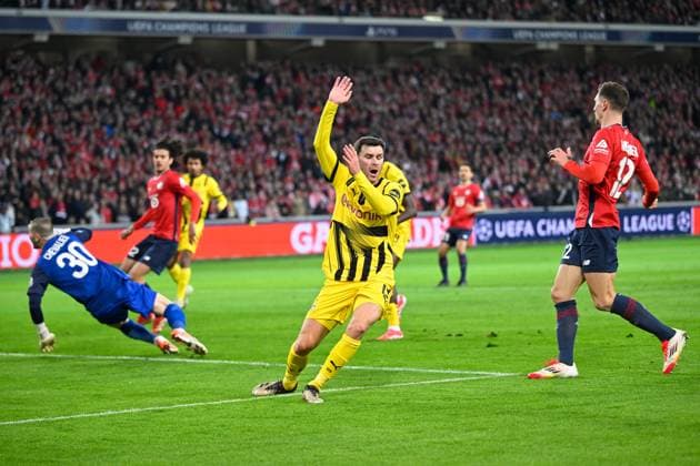 Lille, Stade Pierre Mauroy, 12.03.25, FRA, Herren, UEFA Champions League, Saison 2024-2025, Achtelfinale, OSC Lille - Borussia Dortmund Bild: Pascal GROSS (Dortmund) reklamiert UEFA regulations prohibit any use of photographs as image sequences and or quasi-video. Hauts-de-France Frankreich