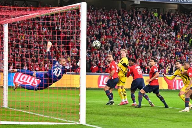 Sport Bilder des Tages Lille, Stade Pierre Mauroy, 12.03.25, FRA, Herren, UEFA Champions League, Saison 2024-2025, Achtelfinale, OSC Lille - Borussia Dortmund Bild: Torchance Julian BRANDT (Dortmund) UEFA regulations prohibit any use of photographs as image sequences and or quasi-video. Hauts-de-France Frankreich