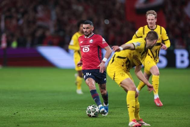 12.03.2025, UEFA Champions League, Achtelfinale, Lille OSC - Borussia Dortmund, v. l. Remy Cabella (LOSC Lille), Nico Schlotterbeck (Borussia Dortmund), Julian Brandt (Borussia Dortmund), Lille Stade Pierre Mauroy Decathlon Arena Paris xRHR-FOTO DEx Copyright: DennisxEwert RHR-FOTOx RHR-FOTO DE