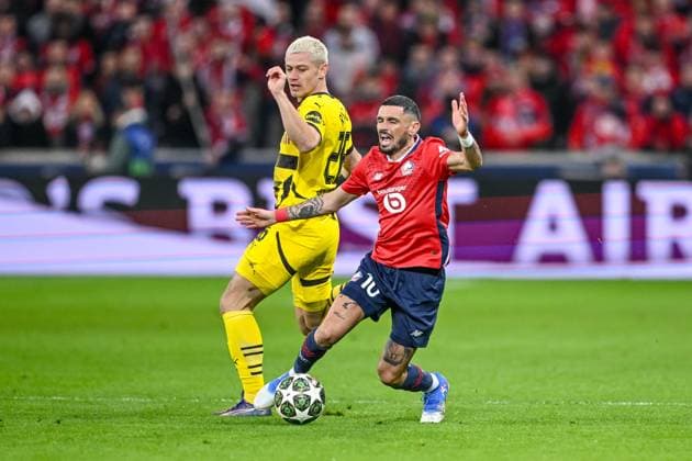 Lille, France, 12.03.2025: Julian Ryerson (BV Borussia Dortmund) und Remy Cabella (LOSC Lille) battle for the ball during the UEFA Champions League 2024 25 Round of 16 Second Leg match between LOSC Lille and Borussia Dortmund at Stade Pierre-Mauroy on March 12, 2025 in Lille, France. (Photo by Harry Langer DeFodi Images)