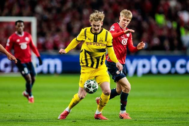 Sport Bilder des Tages UEFA Champions League, LOSC Lille - Borussia Dortmund; 12.03.2025 Zweikampf Julian Brandt (Borussia Dortmund, 10), Hakon Arnar Haraldsson (LOSC Lille, 7) UEFA Champions League Achtelfinale Rückspiel, LOSC Lille - Borussia Dortmund; Lille, Stade Pierre Mauroy am 12.03.2025 Copyright: xBEAUTIFULxSPORTS Wunderlx