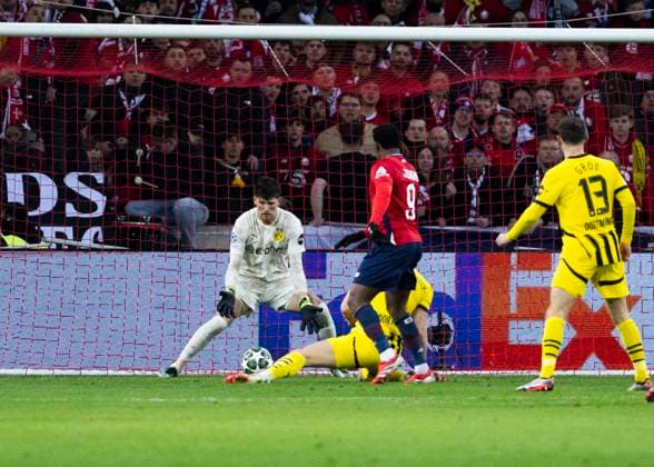 Lille, Stade Pierre Mauroy, 12.03.2025: Jonathan David of Lille scores the 1:0 goal during the match of the Championsleague Round 16 between Lille OSC v. Borussia Dortmund.