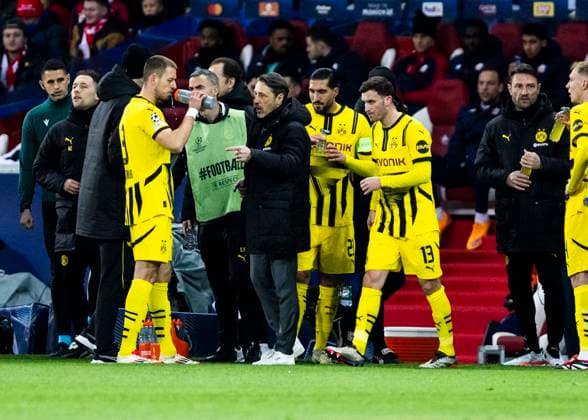 Lille, Stade Pierre Mauroy, 12.03.2025: Head coach Niko Kovac of Dortmund talks to Waldemar Anton of Dortmund during the match of the Championsleague Round 16 between Lille OSC v. Borussia Dortmund.