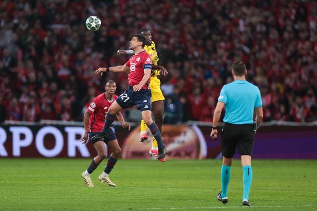 12.03.2025, UEFA Champions League, Achtelfinale, Lille OSC - Borussia Dortmund, v. l. Benjamin Andre (LOSC Lille), Serhou Guirassy (Borussia Dortmund), Lille Stade Pierre Mauroy Decathlon Arena Paris xRHR-FOTO DEx Copyright: DennisxEwert RHR-FOTOx RHR-FOTO DE