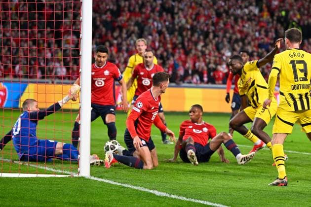 Lille, Stade Pierre Mauroy, 12.03.25, FRA, Herren, UEFA Champions League, Saison 2024-2025, Achtelfinale, OSC Lille - Borussia Dortmund Bild: Torchance Serhou GUIRASSY (Dortmund) UEFA regulations prohibit any use of photographs as image sequences and or quasi-video. Hauts-de-France Frankreich