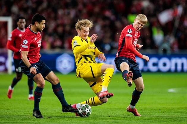 UEFA Champions League, LOSC Lille - Borussia Dortmund; 12.03.2025 Zweikampf Aissa Mandi (LOSC Lille, 2), Julian Brandt (Borussia Dortmund, 10), Hakon Arnar Haraldsson (LOSC Lille, 7) UEFA Champions League Achtelfinale Rückspiel, LOSC Lille - Borussia Dortmund; Lille, Stade Pierre Mauroy am 12.03.2025 Copyright: xBEAUTIFULxSPORTS Wunderlx