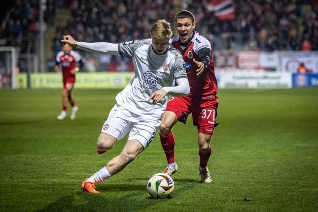3. Liga: FC Viktoria Köln - Rot-Weiß Essen, 12.03.2025 ImZweikampf: Julian Eitschberger (Rot-Weiß Essen, 2) und Niklas May (FC Viktoria Köln, 37) ; Köln, 12.03.2025, 28. Spieltag der 3. Fußball-Liga, FC Viktoria Köln - Rot-Weiß Essen im Sportpark Hoehenberg in Köln. Die DFL-Bestimmungen verbieten die Verwendung von Fotografien als Bildsequenzen und oder Quasi-Videos. Copyright: xBEAUTIFULxSPORTS LeahxKohringx