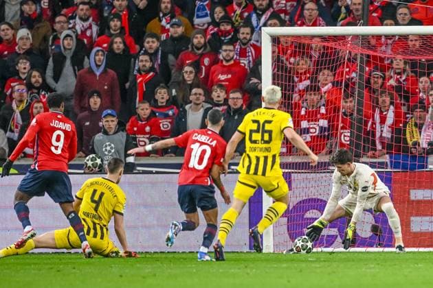 Lille, France, 12.03.2025: Jonathan David (LOSC Lille) scores his team s first goal during the UEFA Champions League 2024 25 Round of 16 Second Leg match between LOSC Lille and Borussia Dortmund at Stade Pierre-Mauroy on March 12, 2025 in Lille, France. (Photo by Harry Langer DeFodi Images)