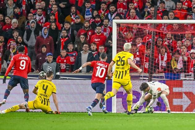 Lille, France, 12.03.2025: Jonathan David (LOSC Lille) scores his team s first goal during the UEFA Champions League 2024 25 Round of 16 Second Leg match between LOSC Lille and Borussia Dortmund at Stade Pierre-Mauroy on March 12, 2025 in Lille, France. (Photo by Harry Langer DeFodi Images)