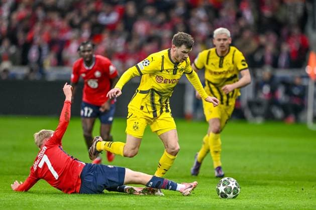 Lille, France, 12.03.2025: Hakon Arnar Haraldsson (LOSC Lille) und Pascal Gross (BV Borussia Dortmund) battle for the ball during the UEFA Champions League 2024 25 Round of 16 Second Leg match between LOSC Lille and Borussia Dortmund at Stade Pierre-Mauroy on March 12, 2025 in Lille, France. (Photo by Harry Langer DeFodi Images)