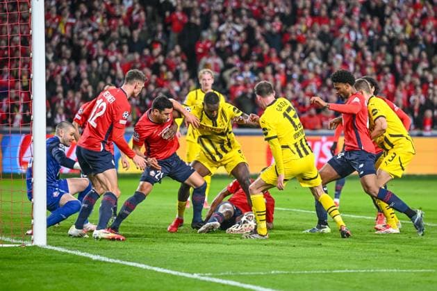 Lille, France, 12.03.2025: Benjamin Andre (LOSC Lille), Serhou Guirassy (BV Borussia Dortmund) und Pascal Gross (BV Borussia Dortmund) battle for the ball during the UEFA Champions League 2024 25 Round of 16 Second Leg match between LOSC Lille and Borussia Dortmund at Stade Pierre-Mauroy on March 12, 2025 in Lille, France. (Photo by Harry Langer DeFodi Images)