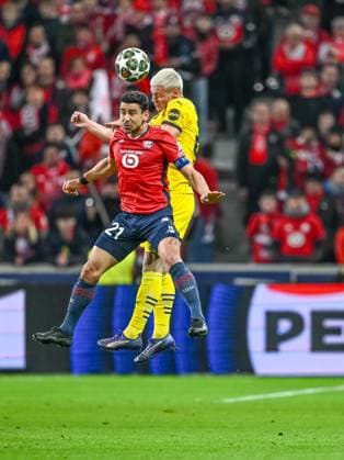 Lille, France, 12.03.2025: Benjamin Andre (LOSC Lille) und Julian Ryerson (BV Borussia Dortmund) battle for the ball during the UEFA Champions League 2024 25 Round of 16 Second Leg match between LOSC Lille and Borussia Dortmund at Stade Pierre-Mauroy on March 12, 2025 in Lille, France. (Photo by Harry Langer DeFodi Images)