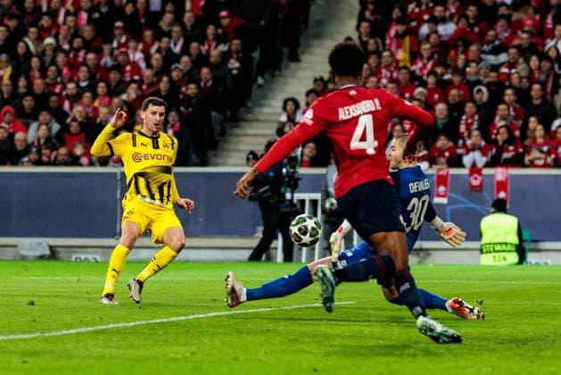 UEFA Champions League, LOSC Lille - Borussia Dortmund; 12.03.2025 Pascal Gross (Borussia Dortmund, 13) schießt, Lucas Chevalier (LOSC Lille, 30), Alexsandro (LOSC Lille, 4) UEFA Champions League Achtelfinale Rückspiel, LOSC Lille - Borussia Dortmund; Lille, Stade Pierre Mauroy am 12.03.2025 Copyright: xBEAUTIFULxSPORTS Wunderlx