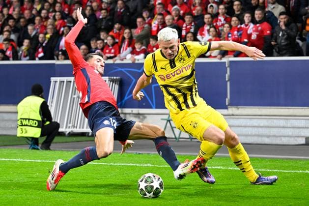 Lille, Stade Pierre Mauroy, 12.03.25, FRA, Herren, UEFA Champions League, Saison 2024-2025, Achtelfinale, OSC Lille - Borussia Dortmund Bild: v.li. im Zweikampf Thomas MEUNIER (Lille) und Julian RYERSON (Dortmund) UEFA regulations prohibit any use of photographs as image sequences and or quasi-video. Hauts-de-France Frankreich