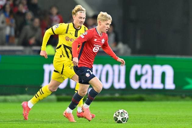 Lille, Stade Pierre Mauroy, 12.03.25, FRA, Herren, UEFA Champions League, Saison 2024-2025, Achtelfinale, OSC Lille - Borussia Dortmund Bild: v.li. im Zweikampf Julian BRANDT (Dortmund) und Hakon Arnar HARALDSSON (Lille) UEFA regulations prohibit any use of photographs as image sequences and or quasi-video. Hauts-de-France Frankreich