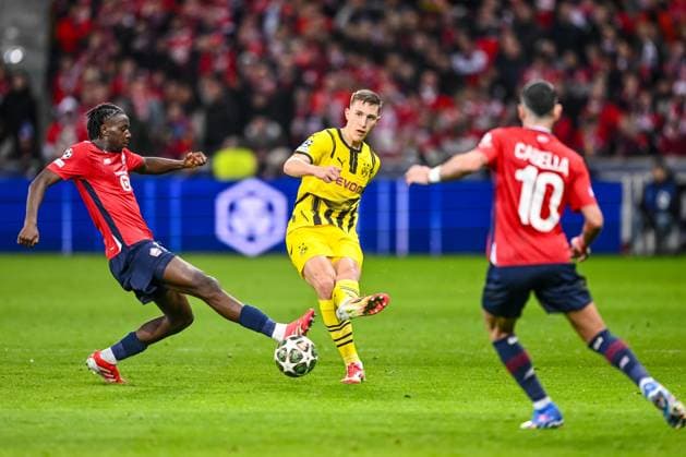 Lille, France, 12.03.2025: NgalÃÄyel Mukau (LOSC Lille), Nico Schlotterbeck (BV Borussia Dortmund) und Remy Cabella (LOSC Lille) battle for the ball during the UEFA Champions League 2024 25 Round of 16 Second Leg match between LOSC Lille and Borussia Dortmund at Stade Pierre-Mauroy on March 12, 2025 in Lille, France. (Photo by Harry Langer DeFodi Images)