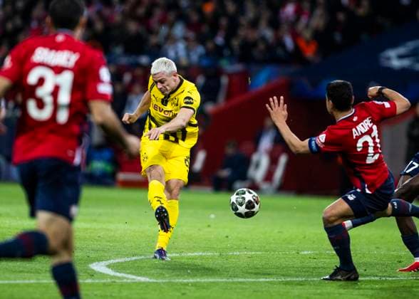 Lille, Stade Pierre Mauroy, 12.03.2025: Julian Ryerson of Dortmund kicks the ball during the match of the Championsleague Round 16 between Lille OSC v. Borussia Dortmund.