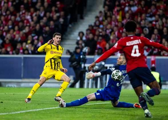 Lille, Stade Pierre Mauroy, 12.03.2025: Pascal Gross of Dortmund shots the ball during the match of the Championsleague Round 16 between Lille OSC v. Borussia Dortmund.